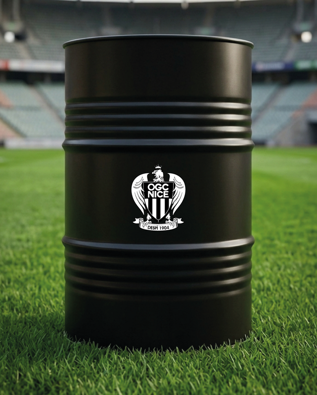 Mise en situation d’un baril décoratif avec kit de 2 stickers OGC Nice noir et blanc