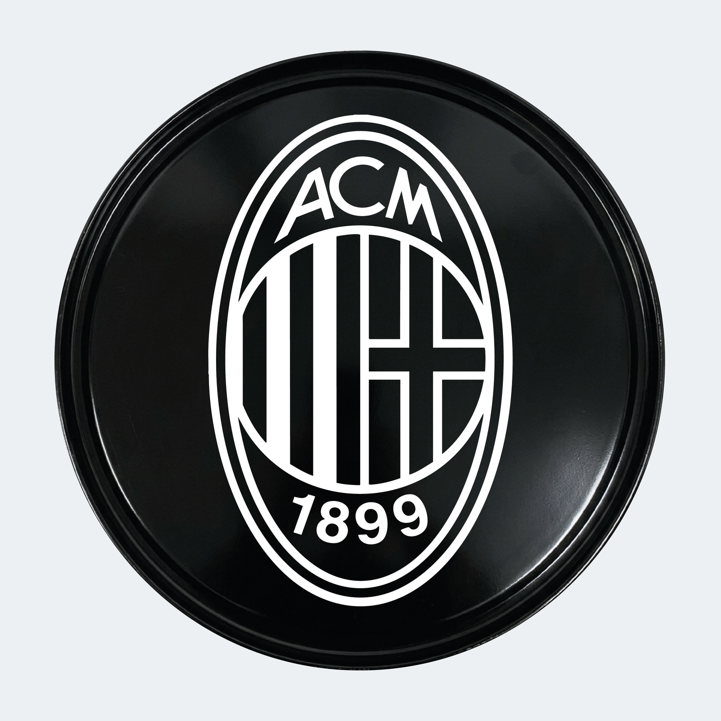 Vue du dessus d’un baril avec sticker principal AC Milan 