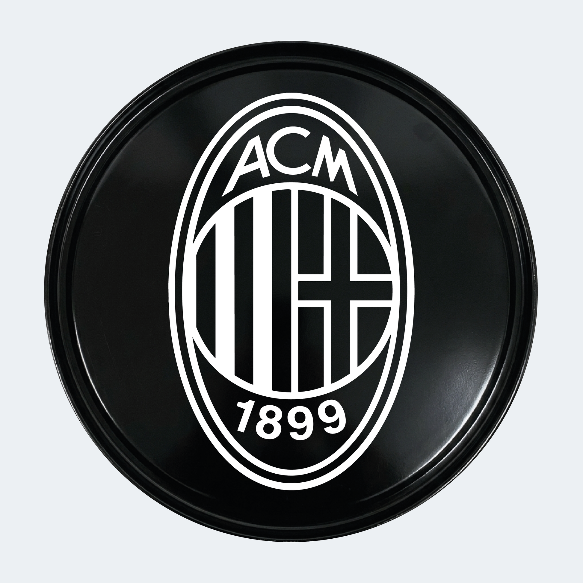 Vue du dessus d’un baril avec sticker principal AC Milan 