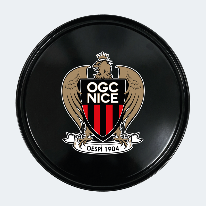 Vue du dessus d’un baril avec sticker principal OGC Nice 
