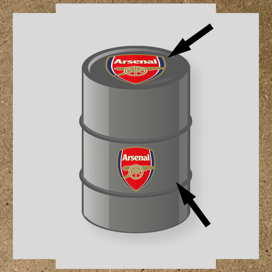 Kit de 2 stickers pour baril avec le logo d'Arsenal sur un fût gris.