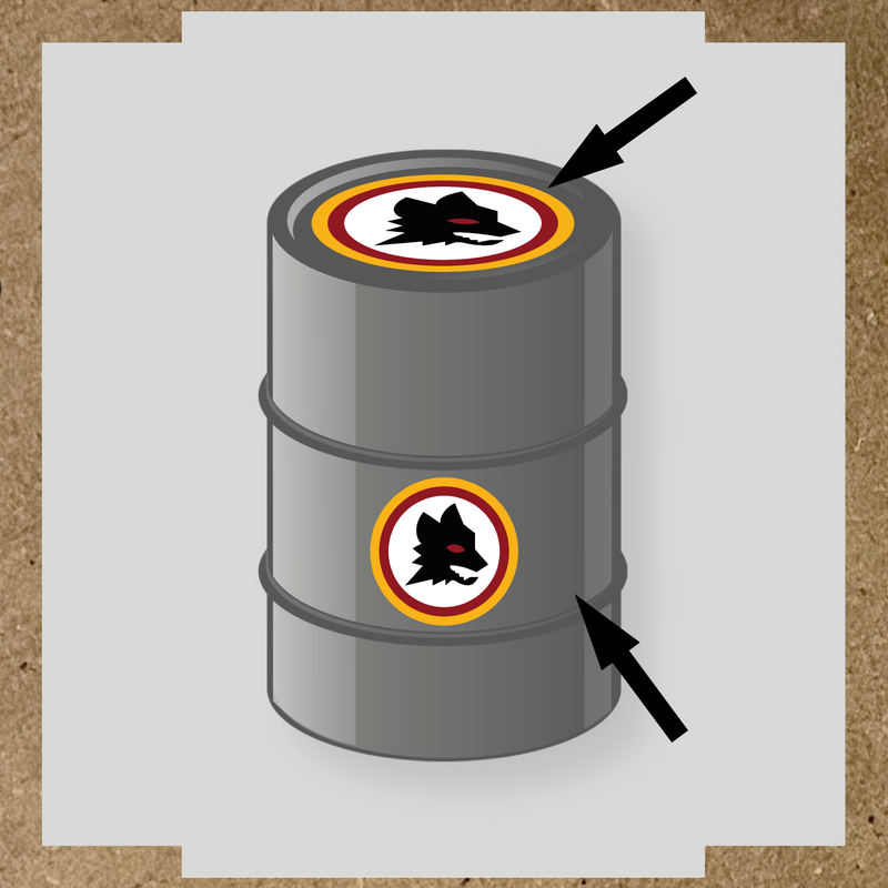 Kit de 2 stickers pour baril avec un visuel de loup noir et yeux rouges sur un fût gris.