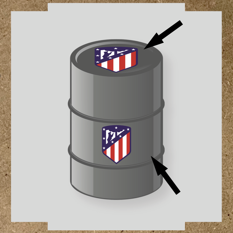 Kit de 2 stickers pour baril, logo coloré en rouge, bleu et blanc sur un baril gris.