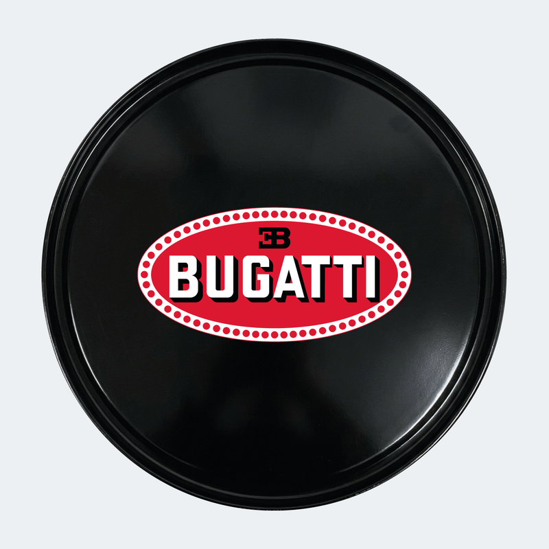 Vue de face d’un baril décoratif avec sticker inférieur Bugatti rouge