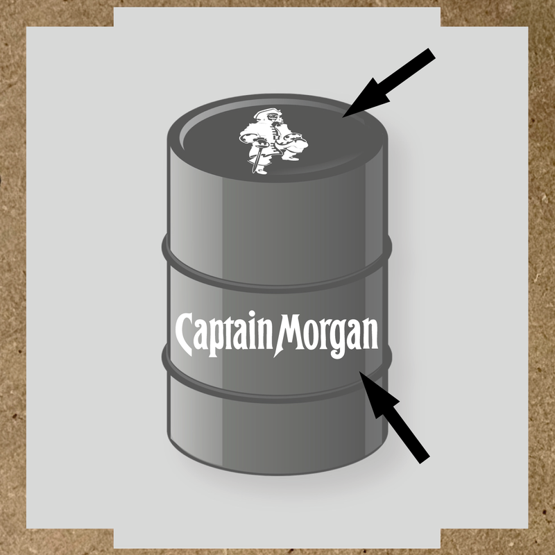 Kit de 2 stickers pour baril Captain Morgan, un avec un personnage de pirate sur le haut et l'autre avec le nom 'Captain Morgan' au bas. couleur:blanc