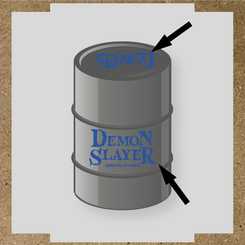 Kit de 2 stickers pour baril décoratif, montrant le texte 'DEMON SLAYER' en blanc sur un fût gris. couleur:bleu acier