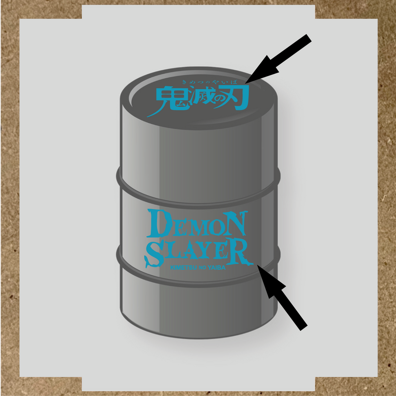 Kit de 2 stickers pour baril décoratif, montrant le texte 'DEMON SLAYER' en blanc sur un fût gris. couleur:bleu azur