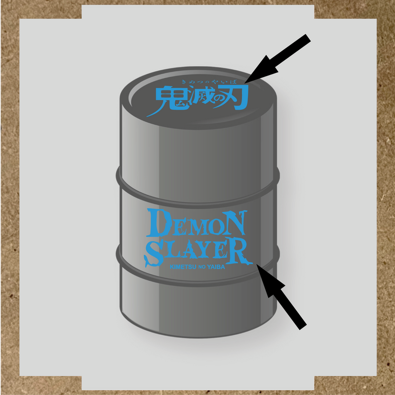 Kit de 2 stickers pour baril décoratif, montrant le texte 'DEMON SLAYER' en blanc sur un fût gris. couleur:bleu ciel