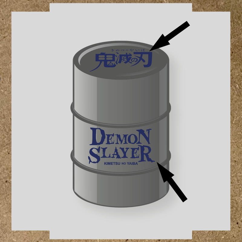 Kit de 2 stickers pour baril décoratif, montrant le texte 'DEMON SLAYER' en blanc sur un fût gris. couleur:bleu nuit