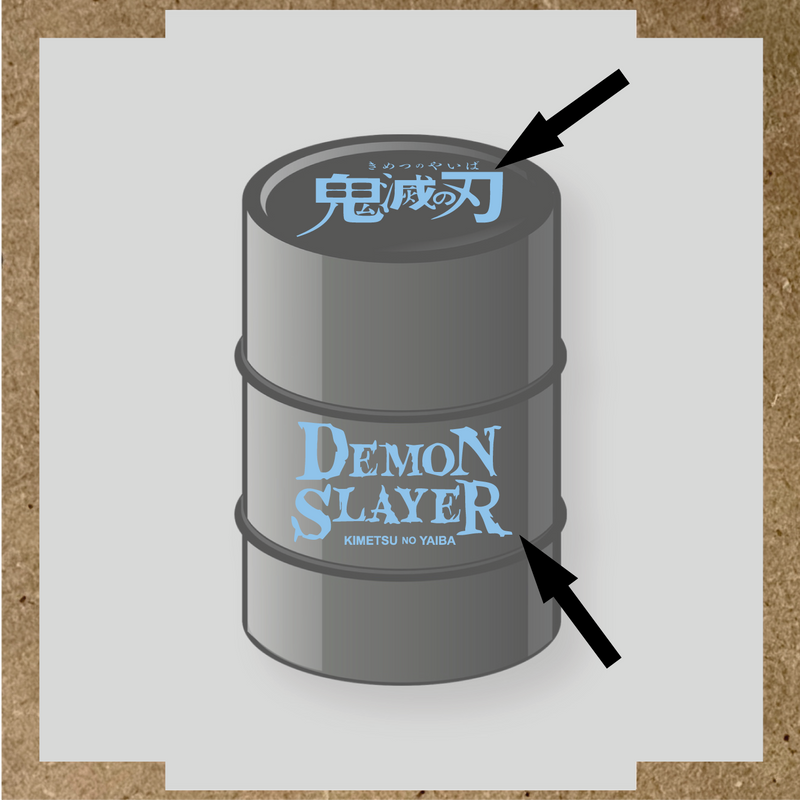Kit de 2 stickers pour baril décoratif, montrant le texte 'DEMON SLAYER' en blanc sur un fût gris. couleur:bleu pastel