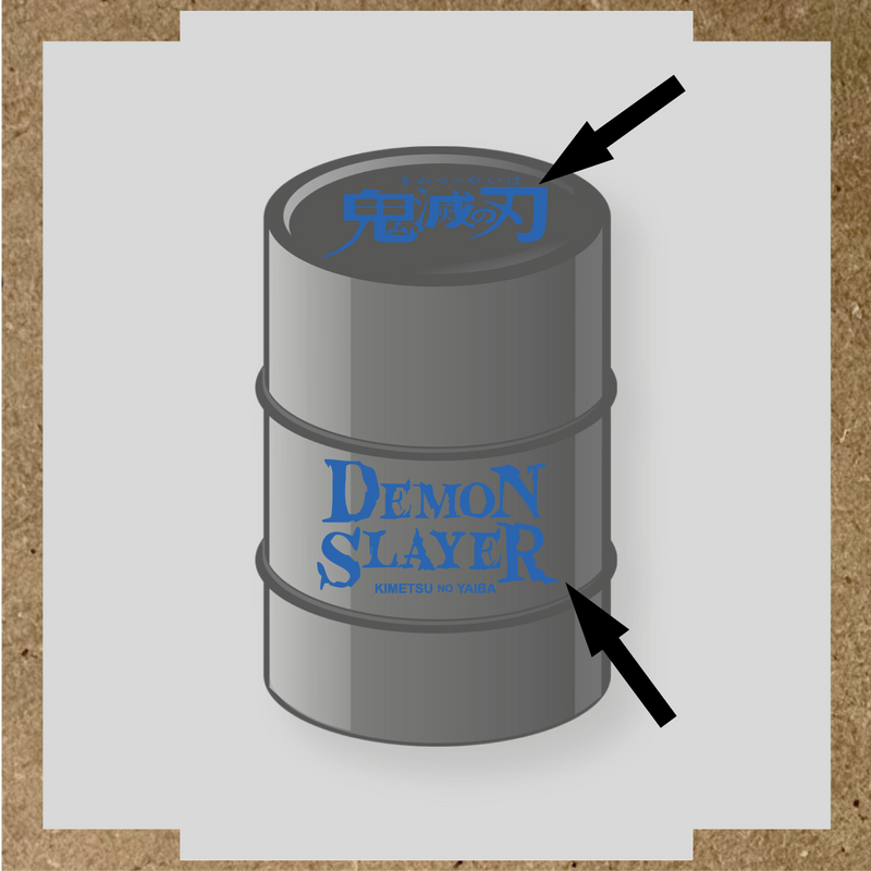 Kit de 2 stickers pour baril décoratif, montrant le texte 'DEMON SLAYER' en blanc sur un fût gris. couleur:bleu pétrole