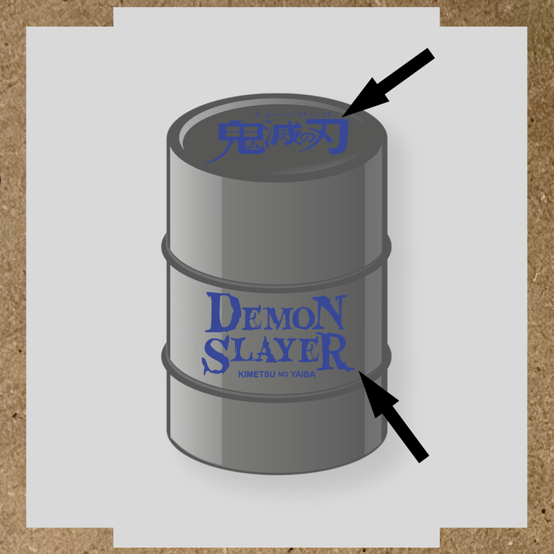 Kit de 2 stickers pour baril décoratif, montrant le texte 'DEMON SLAYER' en blanc sur un fût gris. couleur:bleu roi