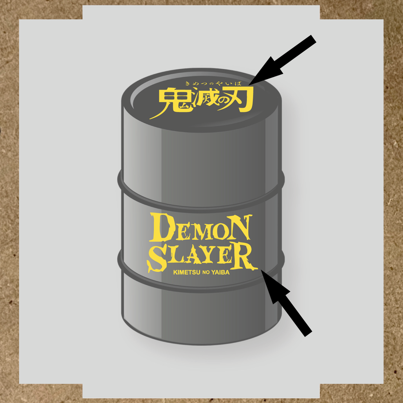 Kit de 2 stickers pour baril décoratif, montrant le texte 'DEMON SLAYER' en blanc sur un fût gris. couleur:jaune clair