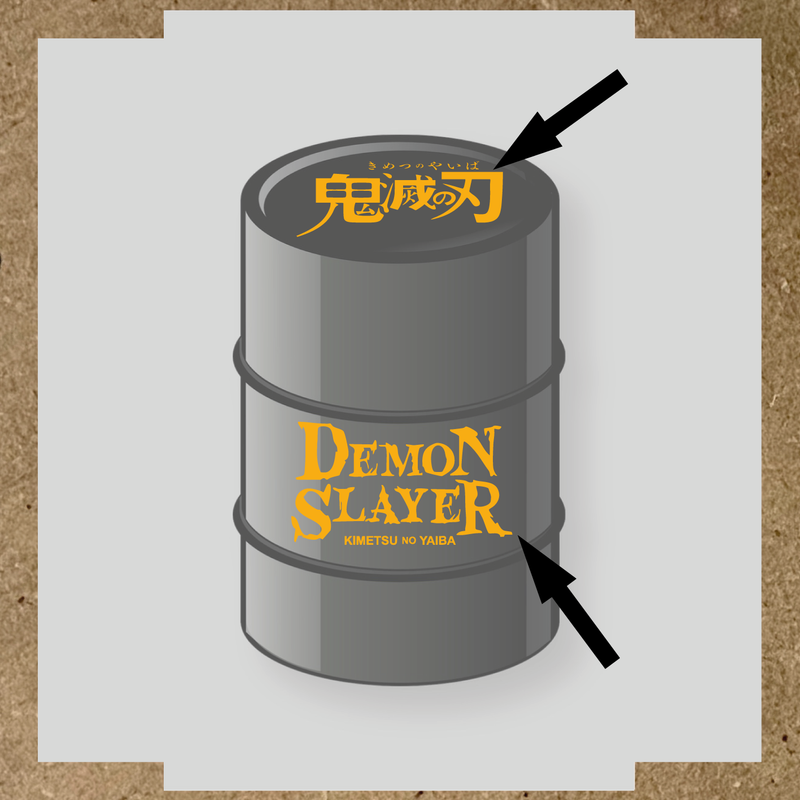 Kit de 2 stickers pour baril décoratif, montrant le texte 'DEMON SLAYER' en blanc sur un fût gris. couleur:jaune foncé