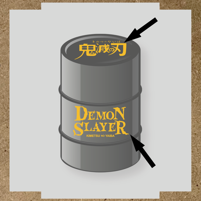Kit de 2 stickers pour baril décoratif, montrant le texte 'DEMON SLAYER' en blanc sur un fût gris. couleur:jaune
