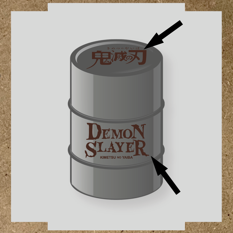 Kit de 2 stickers pour baril décoratif, montrant le texte 'DEMON SLAYER' en blanc sur un fût gris. couleur:marron foncé