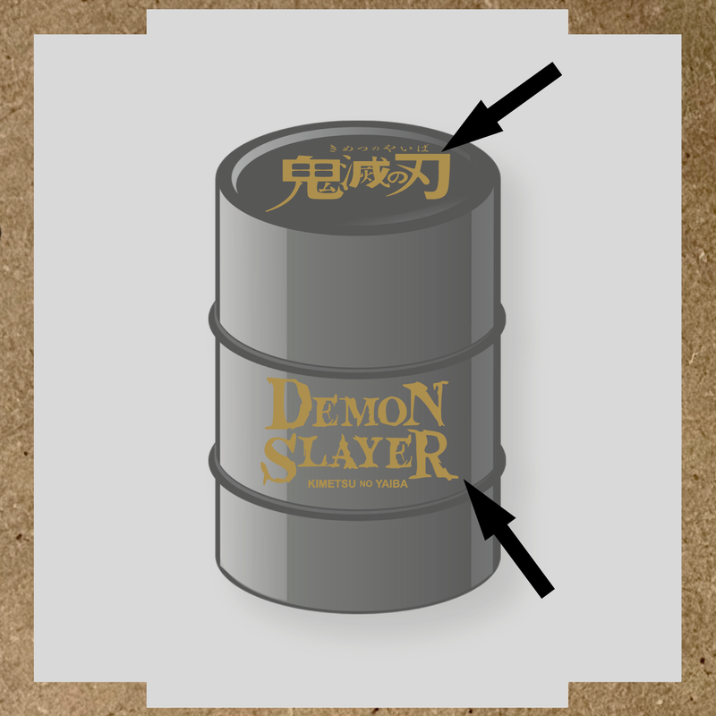 Kit de 2 stickers pour baril décoratif, montrant le texte 'DEMON SLAYER' en blanc sur un fût gris. couleur:or