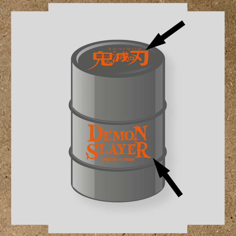 Kit de 2 stickers pour baril décoratif, montrant le texte 'DEMON SLAYER' en blanc sur un fût gris. couleur:orange