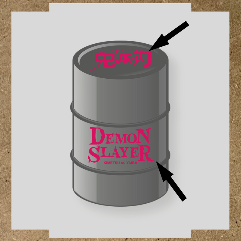 Kit de 2 stickers pour baril décoratif, montrant le texte 'DEMON SLAYER' en blanc sur un fût gris. couleur:rose