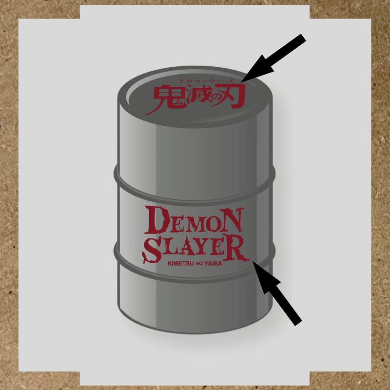Kit de 2 stickers pour baril décoratif, montrant le texte 'DEMON SLAYER' en blanc sur un fût gris. couleur:rouge bordeaux
