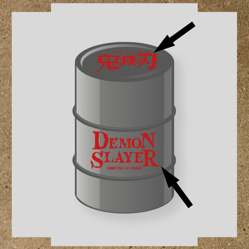 Kit de 2 stickers pour baril décoratif, montrant le texte 'DEMON SLAYER' en blanc sur un fût gris. couleur:rouge foncé
