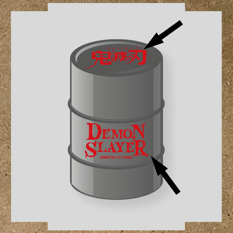 Kit de 2 stickers pour baril décoratif, montrant le texte 'DEMON SLAYER' en blanc sur un fût gris. couleur:rouge