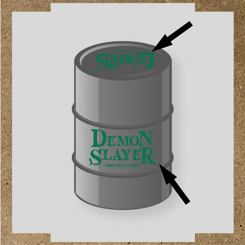Kit de 2 stickers pour baril décoratif, montrant le texte 'DEMON SLAYER' en blanc sur un fût gris. couleur:vert émeraude