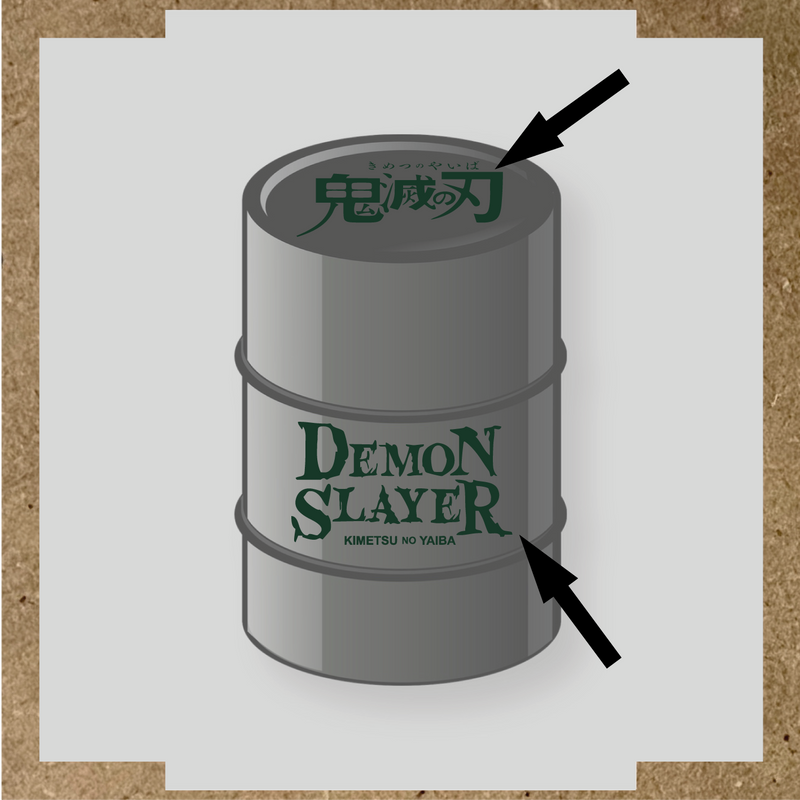 Kit de 2 stickers pour baril décoratif, montrant le texte 'DEMON SLAYER' en blanc sur un fût gris. couleur:vert forêt