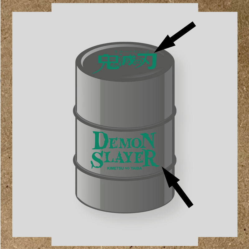 Kit de 2 stickers pour baril décoratif, montrant le texte 'DEMON SLAYER' en blanc sur un fût gris. couleur:vert jade