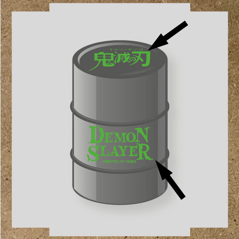 Kit de 2 stickers pour baril décoratif, montrant le texte 'DEMON SLAYER' en blanc sur un fût gris. couleur:vert prairie