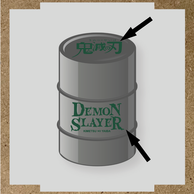 Kit de 2 stickers pour baril décoratif, montrant le texte 'DEMON SLAYER' en blanc sur un fût gris. couleur:vert sapin