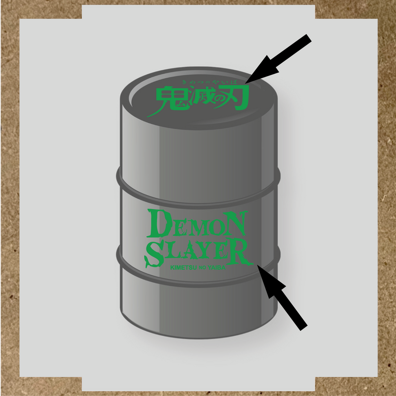 Kit de 2 stickers pour baril décoratif, montrant le texte 'DEMON SLAYER' en blanc sur un fût gris. couleur:vert vif