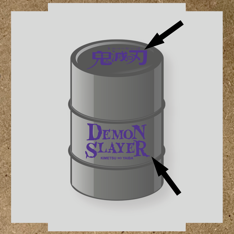 Kit de 2 stickers pour baril décoratif, montrant le texte 'DEMON SLAYER' en blanc sur un fût gris. couleur:violet