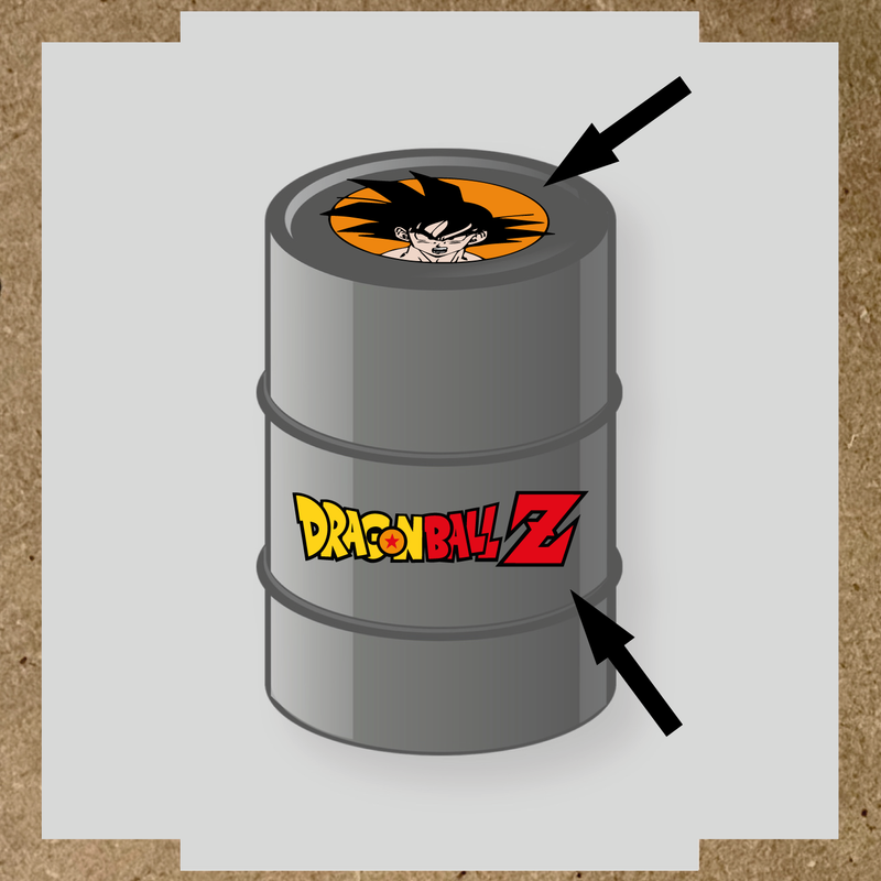 Kit de 2 stickers pour baril Dragon Ball Z avec illustration d'un personnage animé et le logo sur le baril.