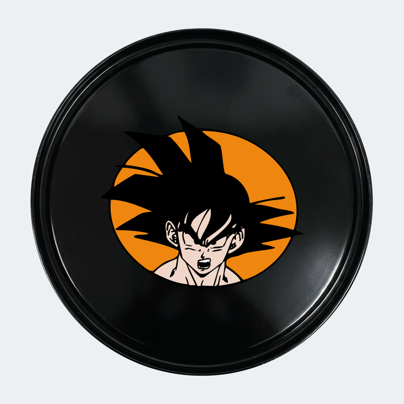 Vue de face d’un baril décoratif avec sticker inférieur Kit de 2 stickers Dragon Ball Z Son Goku logo pour baril décoratif