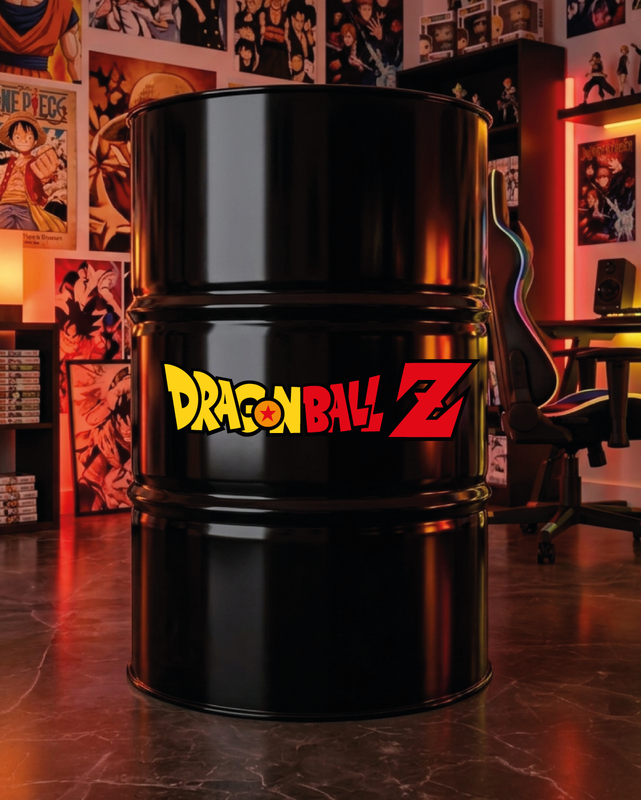 Mise en situation d’un baril décoratif avec kit de 2 stickers Kit de 2 stickers Dragon Ball Z Son Goku logo pour baril décoratif