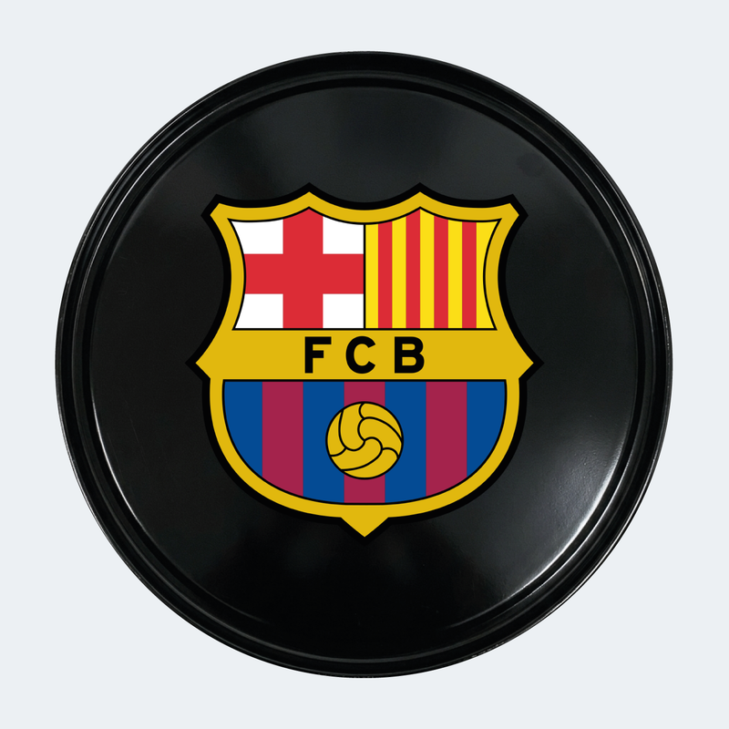Vue de face d’un baril décoratif avec sticker inférieur FC Barcelone
