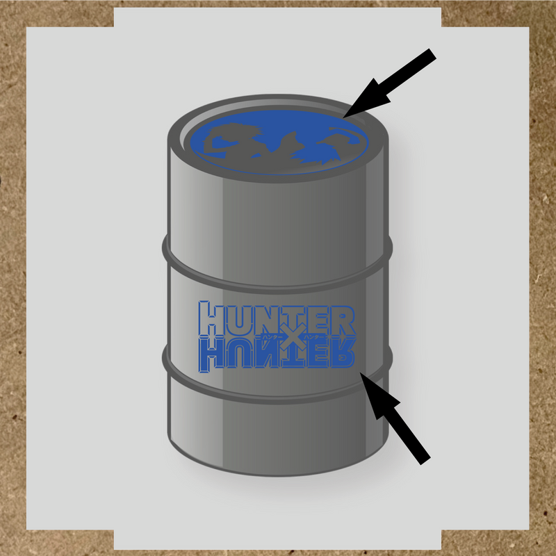 Kit de 2 stickers pour baril, incluant des silhouettes de personnages et le logo 'HUNTER' en lettres stylisées, sur un baril circulaire. couleur:bleu acier