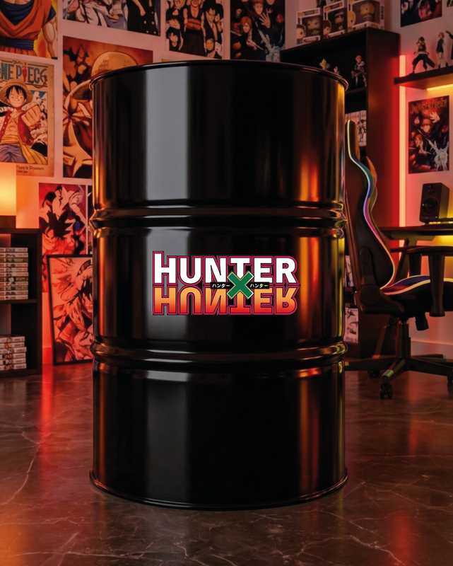 Mise en situation d’un baril décoratif avec kit de 2 stickers Kit de 2 stickers Hunter X Hunter logo pour baril décoratif