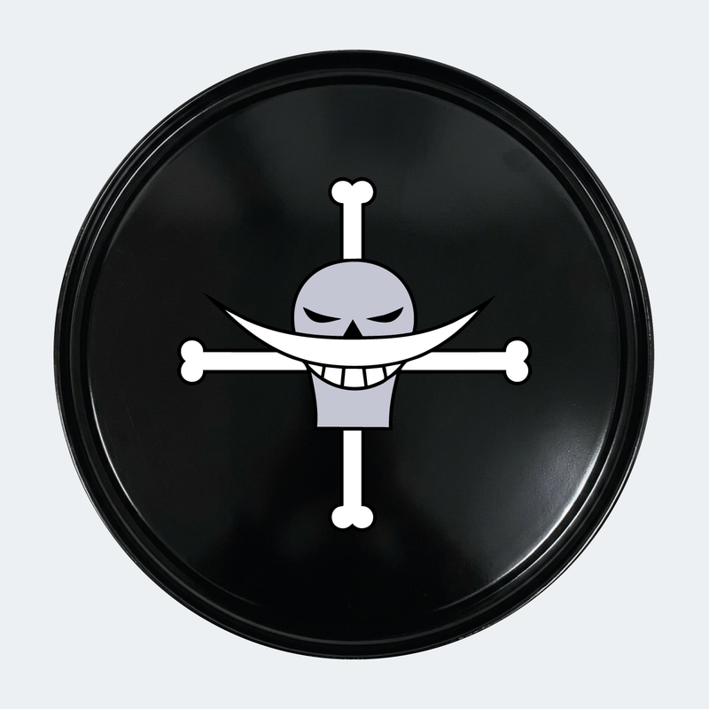 Vue de face d’un baril décoratif avec sticker inférieur Kit de 2 stickers One Piece barbe blanche emblème pour baril décoratif design humoristique représentant