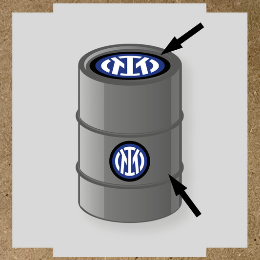 Kit de 2 stickers décoratifs pour baril représentant un logo cerclé de bleu sur fond gris.