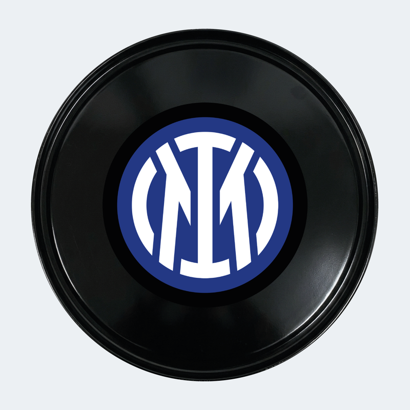 Vue de face d’un baril décoratif avec sticker inférieur Inter Milan