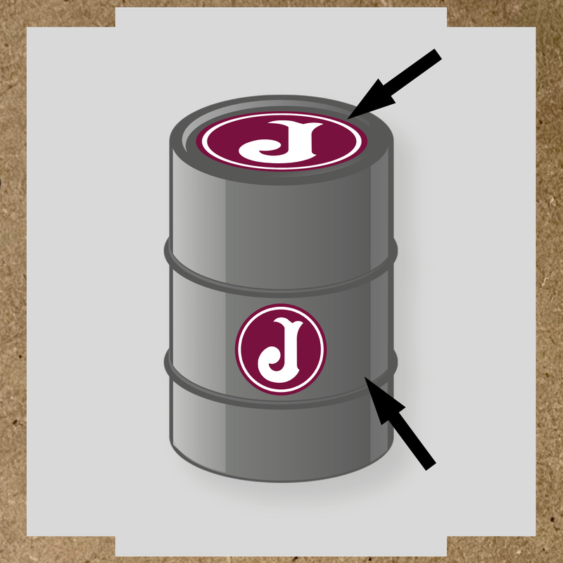 Kit de 2 stickers pour baril, avec logo circulaire rouge et blanc affichant la lettre J sur un baril gris.