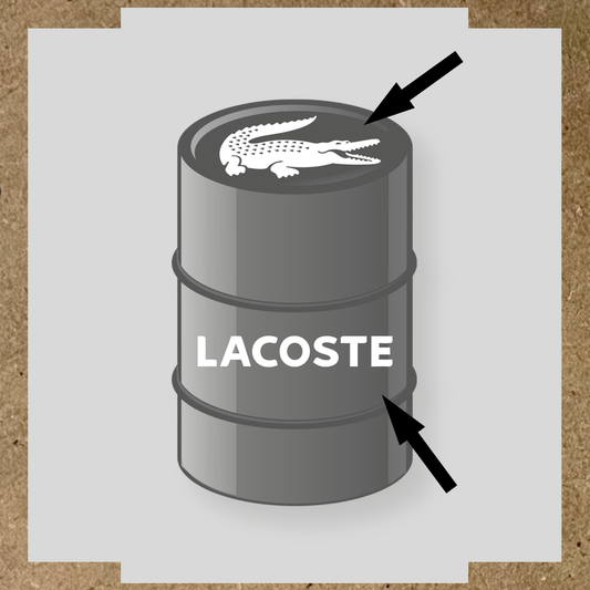 Illustration du kit de stickers pour baril LACOSTE, représentant un crocodile blanc et le texte 'LACOSTE' en blanc sur un baril. couleur:blanc