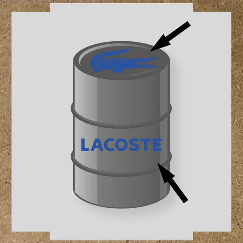 Illustration du kit de stickers pour baril LACOSTE, représentant un crocodile blanc et le texte 'LACOSTE' en blanc sur un baril. couleur:bleu acier