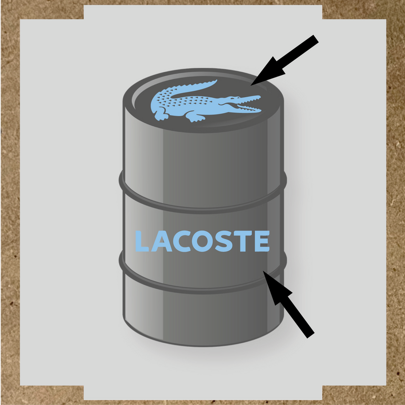 Illustration du kit de stickers pour baril LACOSTE, représentant un crocodile blanc et le texte 'LACOSTE' en blanc sur un baril. couleur:bleu pastel