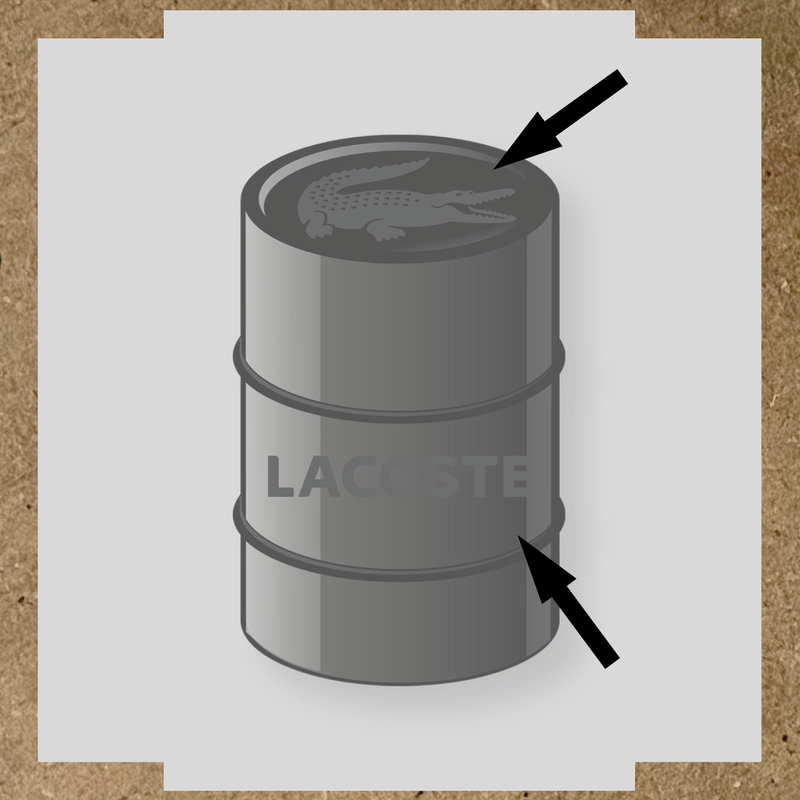 Illustration du kit de stickers pour baril LACOSTE, représentant un crocodile blanc et le texte 'LACOSTE' en blanc sur un baril. couleur:gris foncé