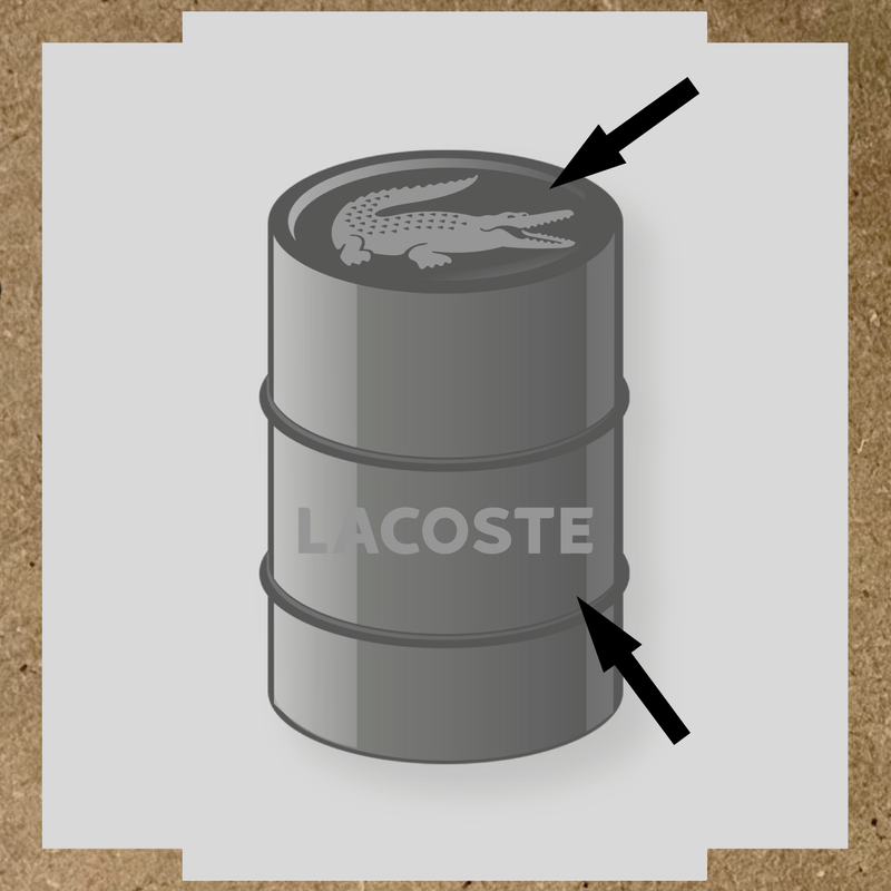 Illustration du kit de stickers pour baril LACOSTE, représentant un crocodile blanc et le texte 'LACOSTE' en blanc sur un baril. couleur:gris