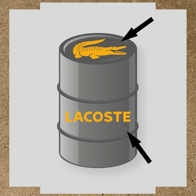 Illustration du kit de stickers pour baril LACOSTE, représentant un crocodile blanc et le texte 'LACOSTE' en blanc sur un baril. couleur:jaune foncé