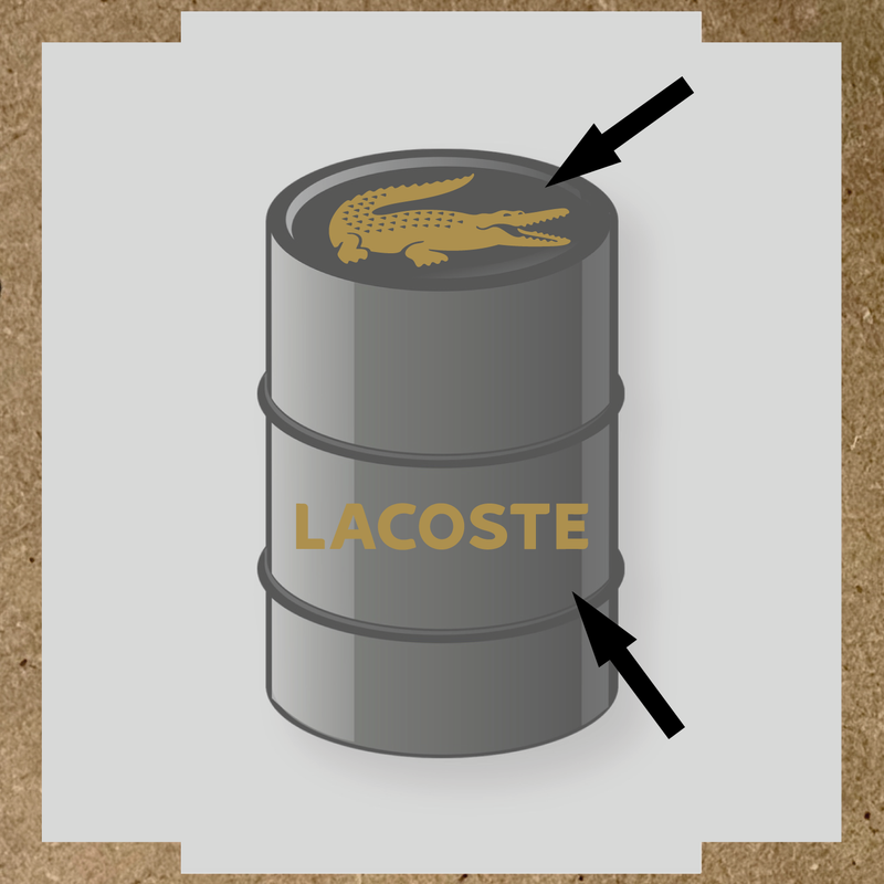 Illustration du kit de stickers pour baril LACOSTE, représentant un crocodile blanc et le texte 'LACOSTE' en blanc sur un baril. couleur:or